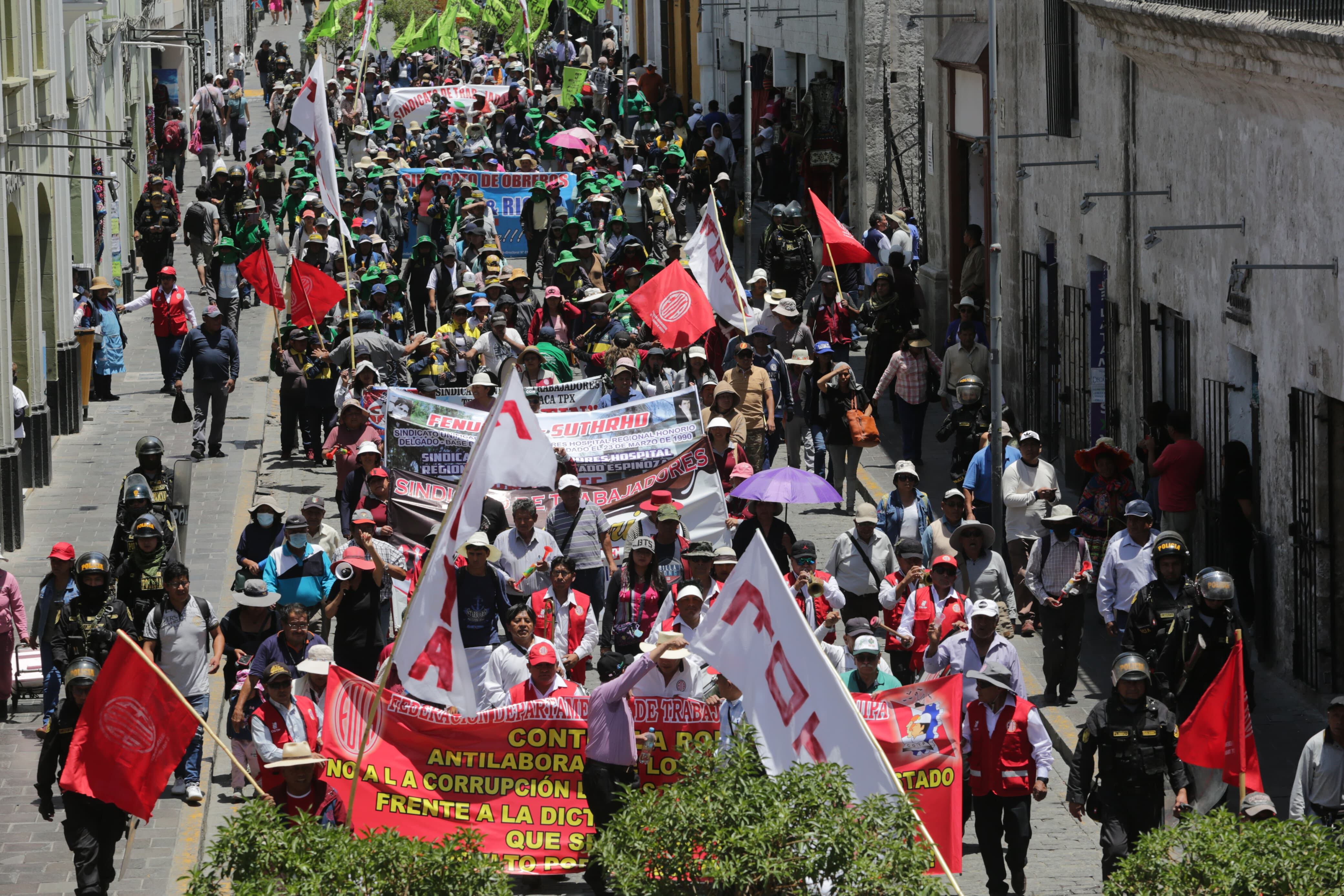 Gremios y trabajadores participaron de multitudinaria protesta (Foto: Leonardo Cuito)