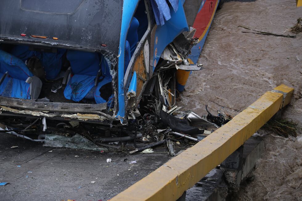 Dos muertos por caída de bus tras colapso del puente Chancay