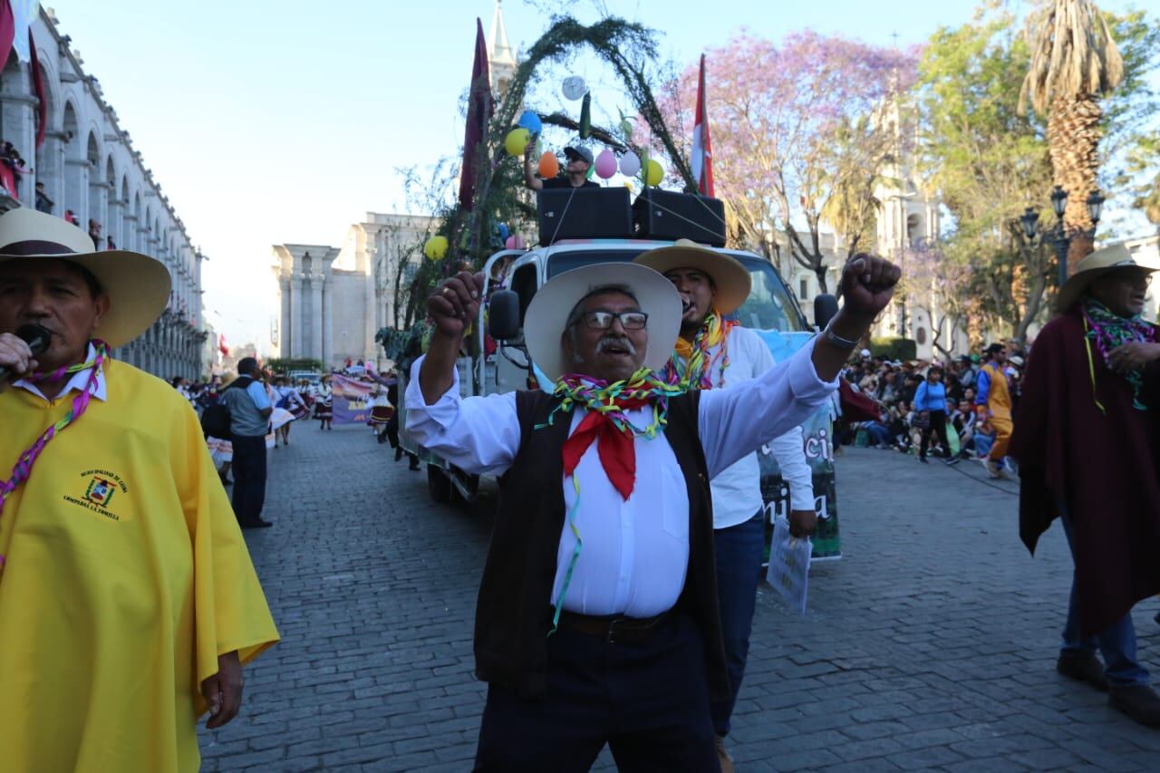 Comparsas acompañaron a su ingreso a la Plaza de Armas. (Foto: Leonardo Cuito)