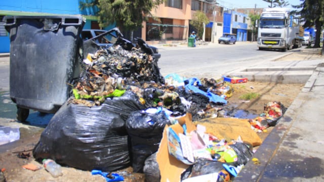35 contenedores de basura destruidos en Mariano Melgar