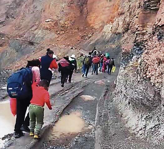 Pobladores cruzan vía destrozada. Foto: cortesía.