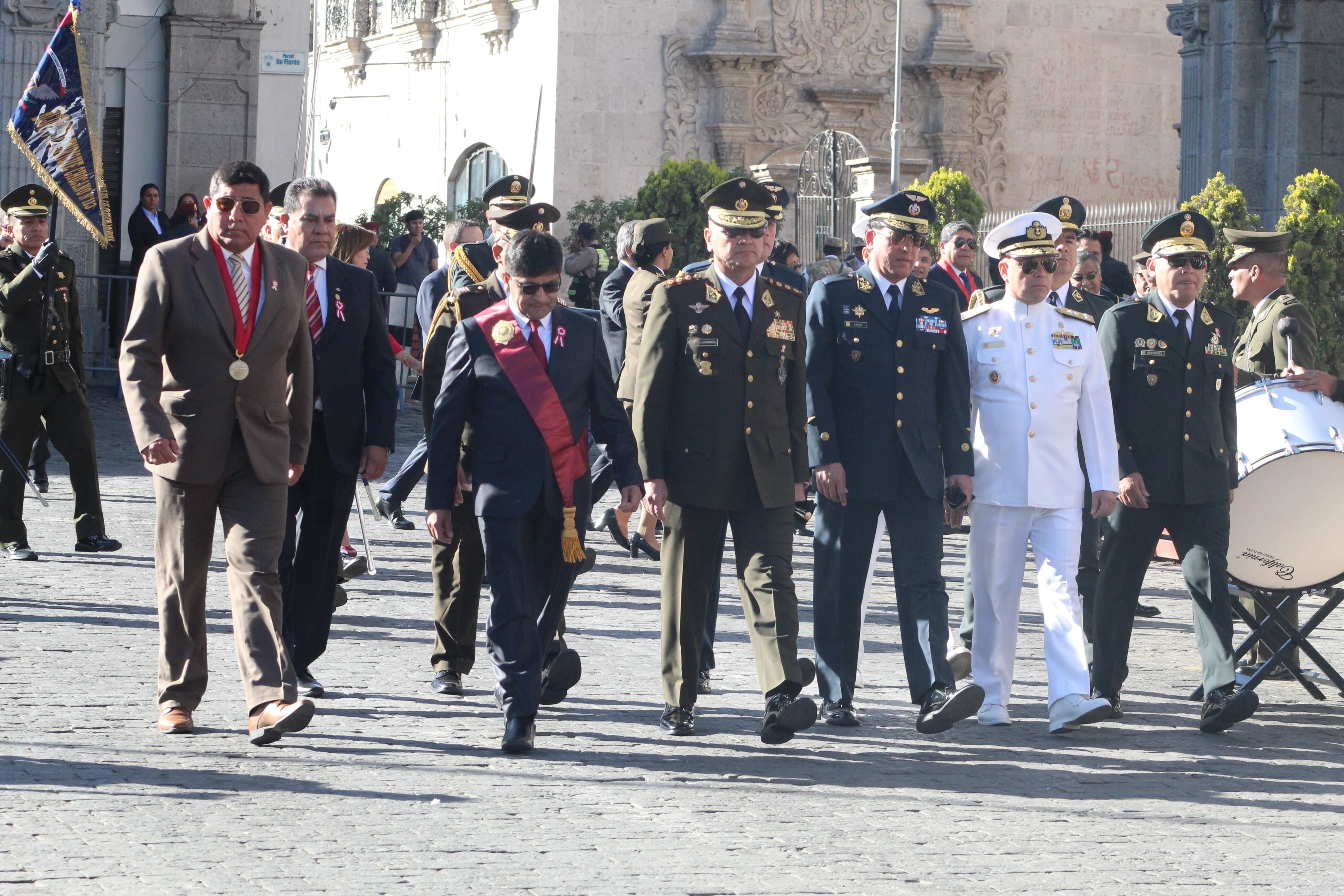 Autoridades de Arequipa participaron del izamiento del Pabellón Nacional por Fiestas Patrias. Foto: GEC.