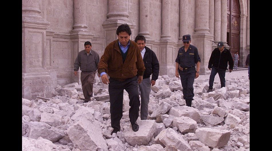 24 de junio del 2001. El entonces presidente electo Alejandro Toledo inspecciona los daños producidos en Arequipa tras el terremoto que azotó el sur ese año. (Foto: Manuel García Miró/ Archivo El Comercio)