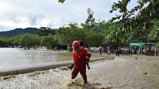 Rescatan a pobladores atrapados por desborde de río (VIDEO)