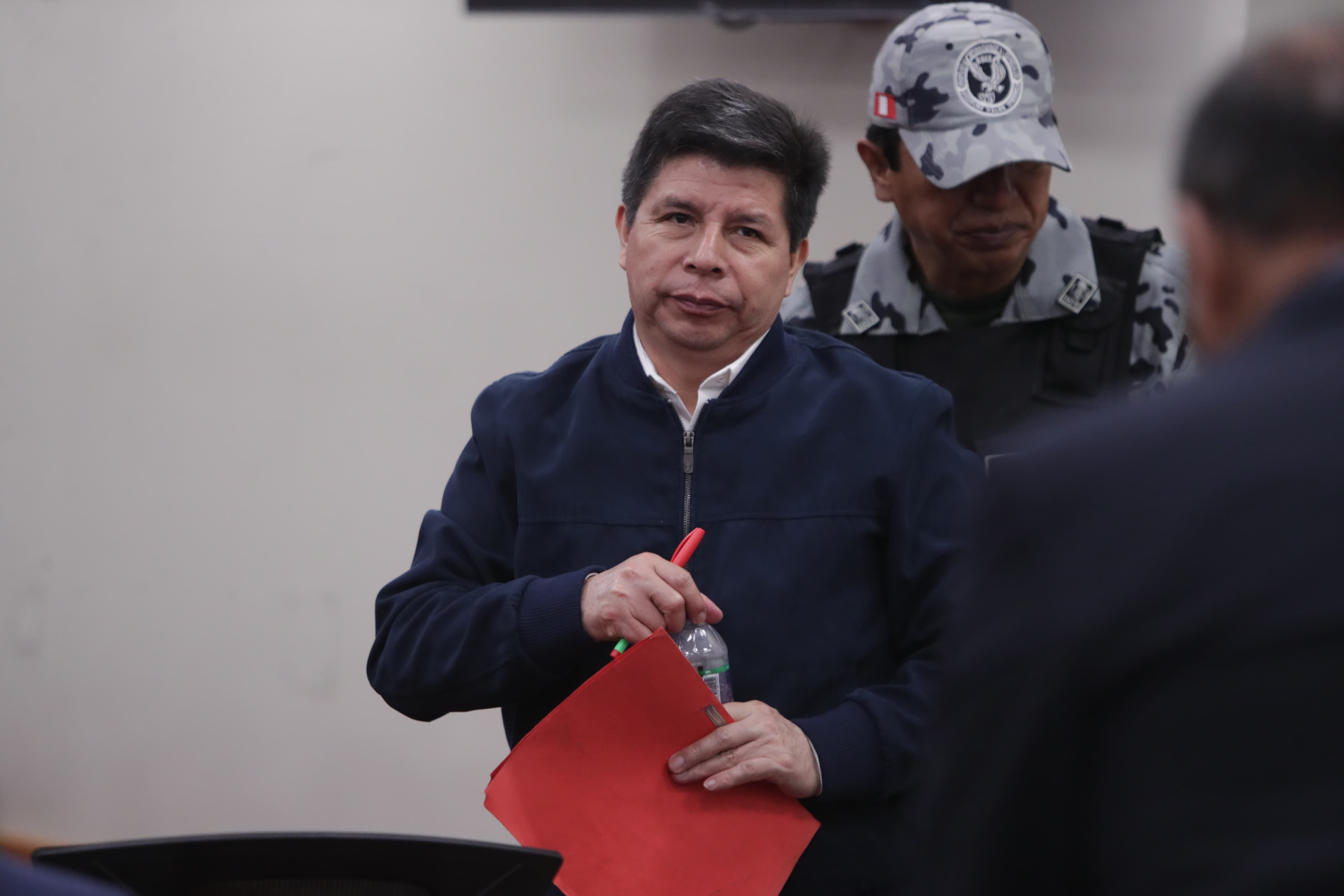 Pedro Castillo se mostró desafiante durante la audiencia judicial, donde rechazó el proceso en su contra y cuestionó la solicitud de identificación de la jueza.