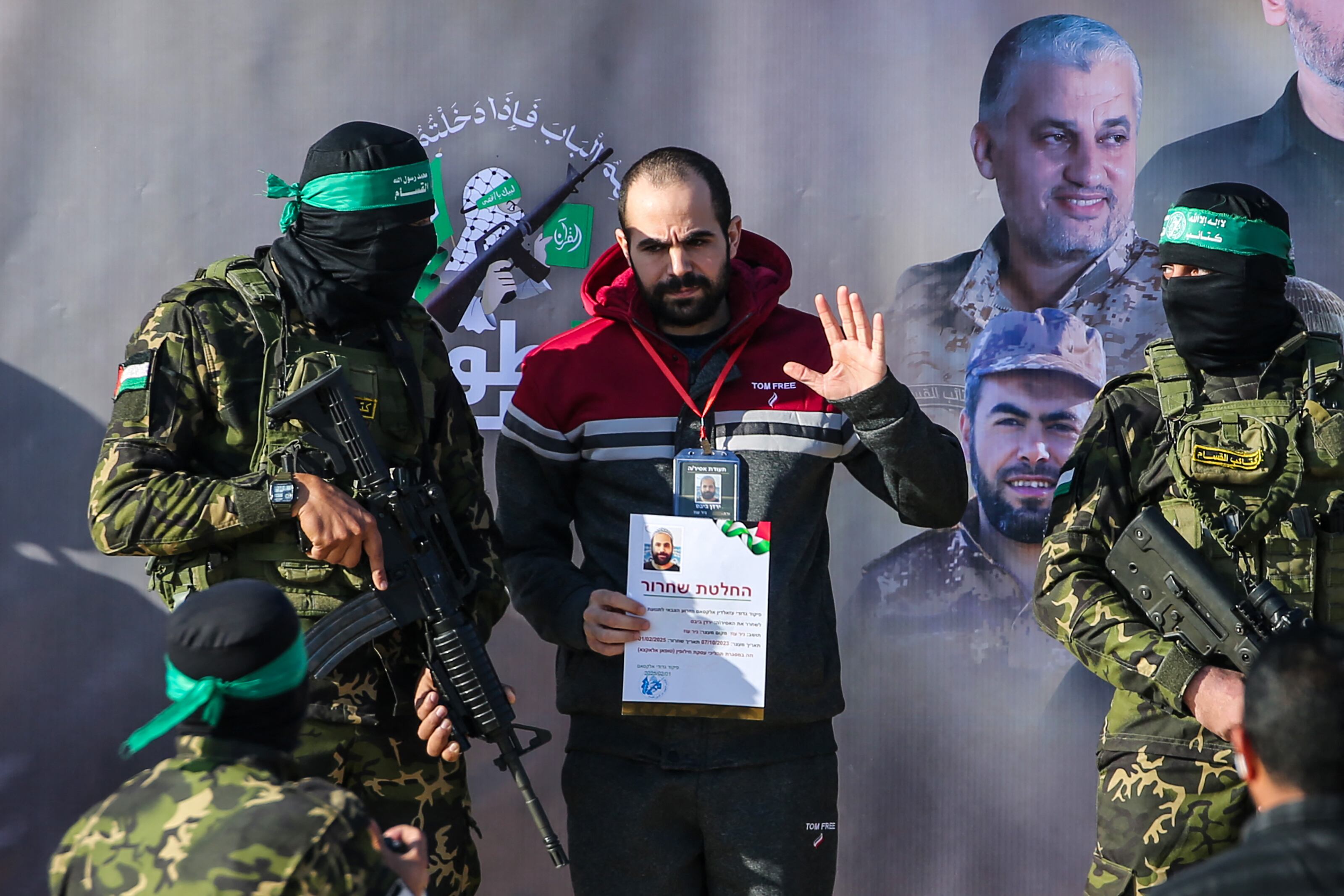Combatientes del grupo militante palestino Hamás escoltan al rehén israelí Yarden Bibas en un escenario antes de entregarlo a un equipo de la Cruz Roja en Khan Yunis el 1 de febrero de 2025, como parte del cuarto intercambio de rehenes por prisioneros. (Foto de Eyad BABA / AFP)