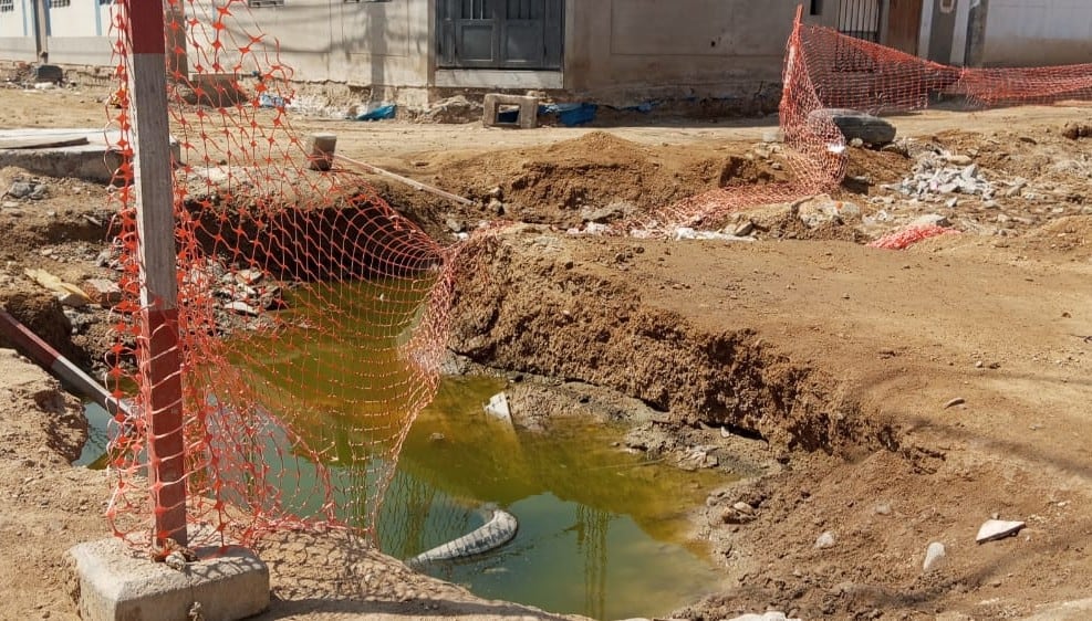 Colapso de desagües en la calle Talara en Villa El Salvador.