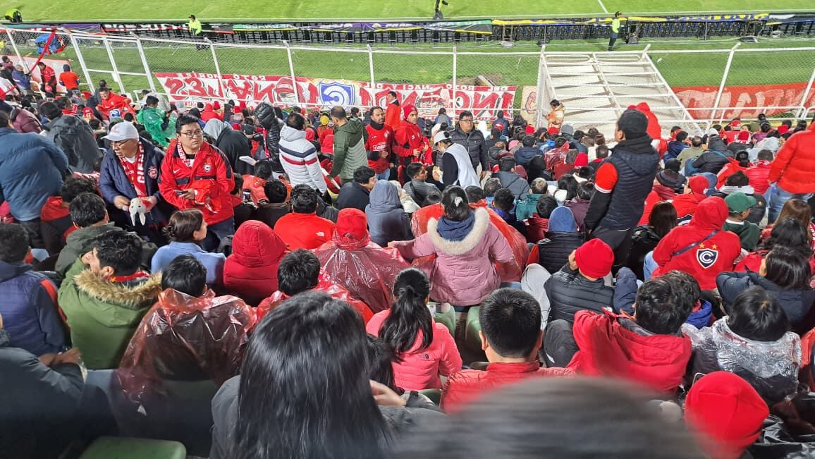 Hinchada de Cienciano enciende el Garcilaso de la Vega antes del duelo ante City Torque