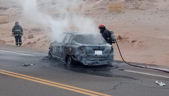 Otros conductores retiraron al la víctima y bomberos terminaron de apagar el vehículo. (Foto: Difusión)