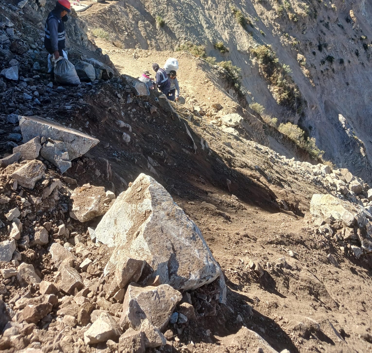 Deslizamiento de piedras en el anexo de Ucuchachas impide el tránsito vehicular. (Foto: Municipalidad de Choco)