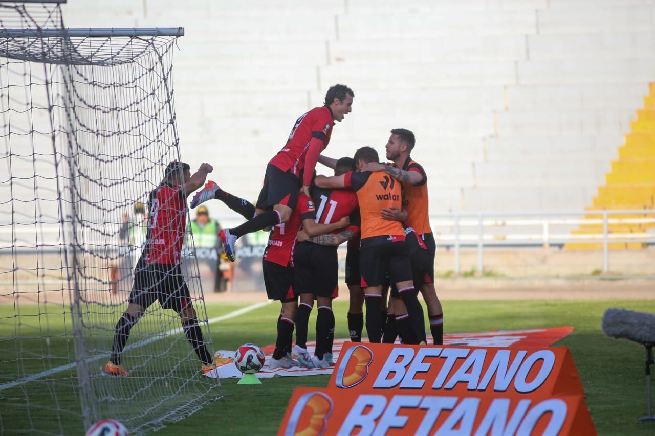 Celebración y alegría en el FBC Melgar. (Foto Leonardo Cuito)