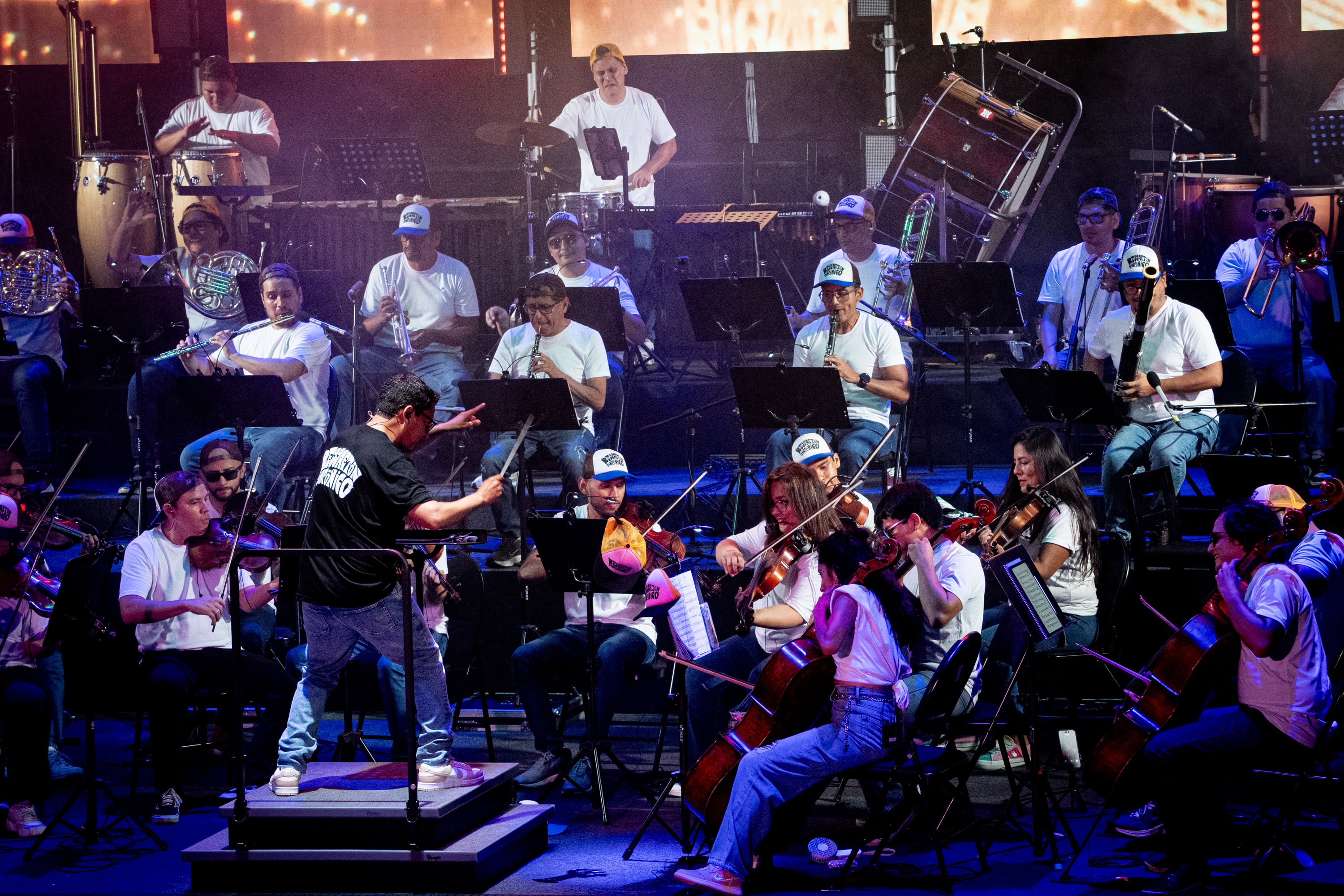 Studio Tres presenta un espectáculo que fusiona la fuerza de la salsa con una orquesta sinfónica. El show reunirá a más de 40 músicos para reinterpretar los grandes clásicos del género en una puesta en escena de gran formato.