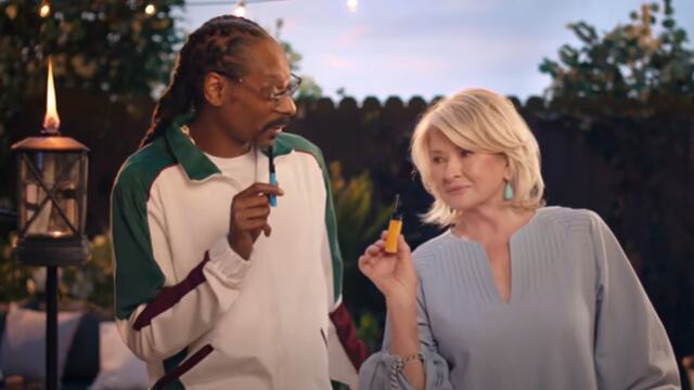 Snoop Dogg y Martha Stewart bromean con los usos de un encendedor en un comercial del Super Bowl