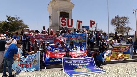Docentes marchan por las calles de Pisco exigiendo mejoras salariales y otros
