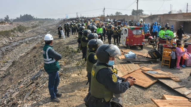 Policía desaloja a invasores de los alrededores del río Chillón, en Carabayllo