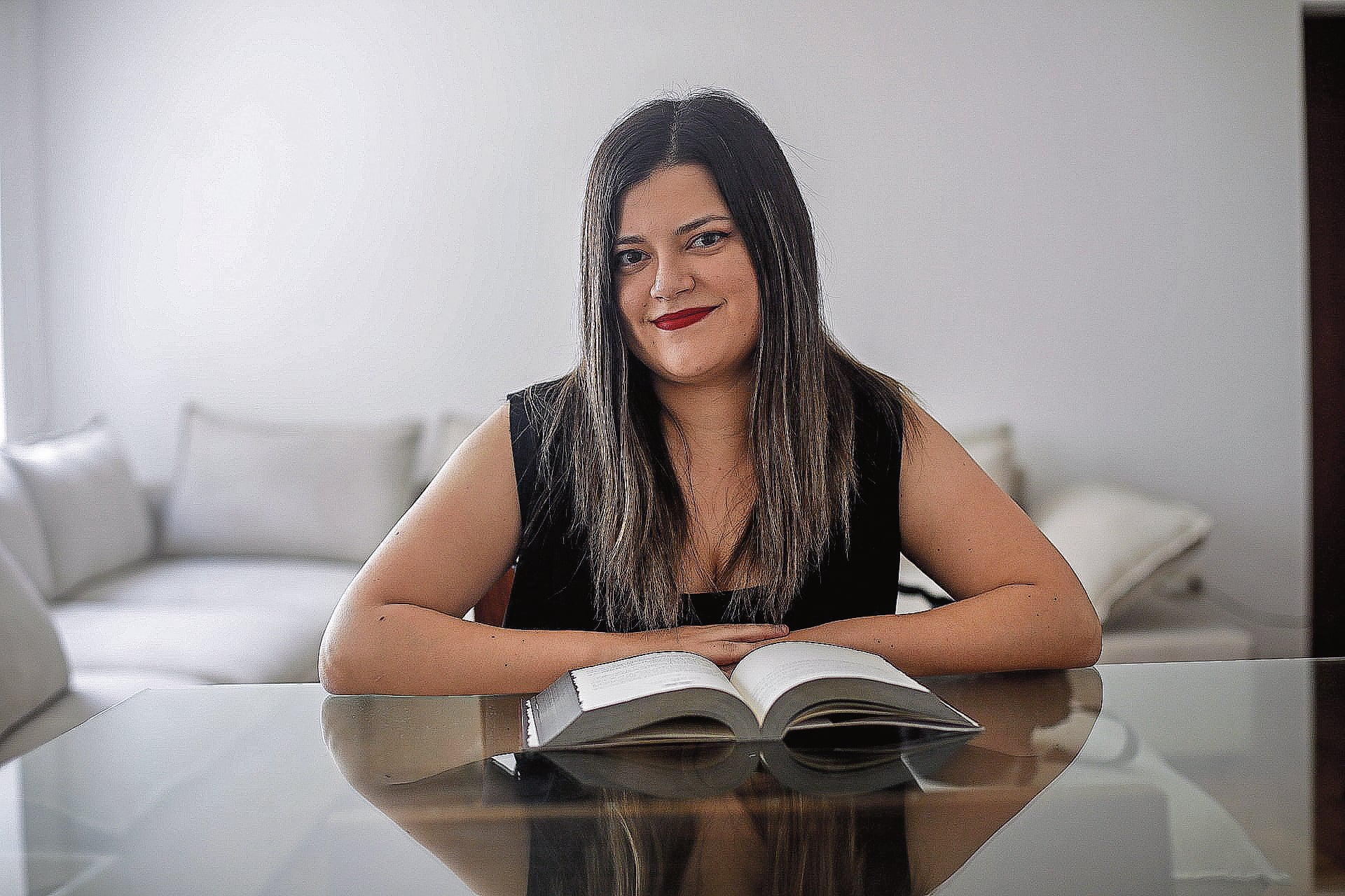 “Estaba aburrida de los libros románticos convencionales donde una quiere un príncipe azul y dije no más, quiero un villano”. FOTO: BRITANIE ARROYO DUEÑAZ