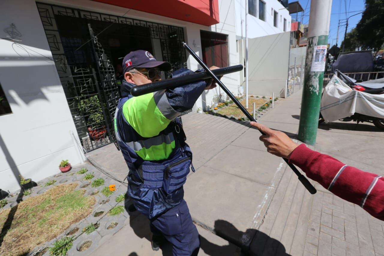 Sereno de Arequipa en uso de un arma no letal. Foto: Leonardo Cuito