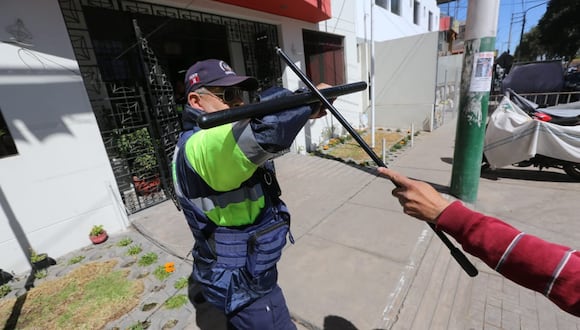 Sereno de Arequipa en uso de un arma no letal. Foto: Leonardo Cuito