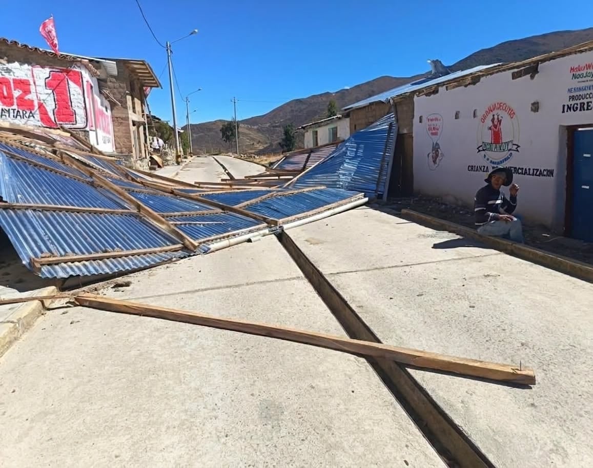 Fuertes vientos dañan viviendas y derriban techo de iglesia en Huancavelica