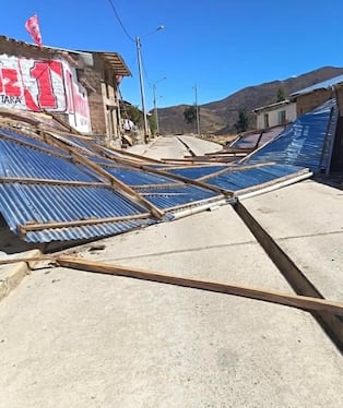 Fuertes vientos dañan viviendas y derriban techo de iglesia en Huancavelica