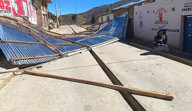 Fuertes vientos dañan viviendas y derriban techo de iglesia en Huancavelica