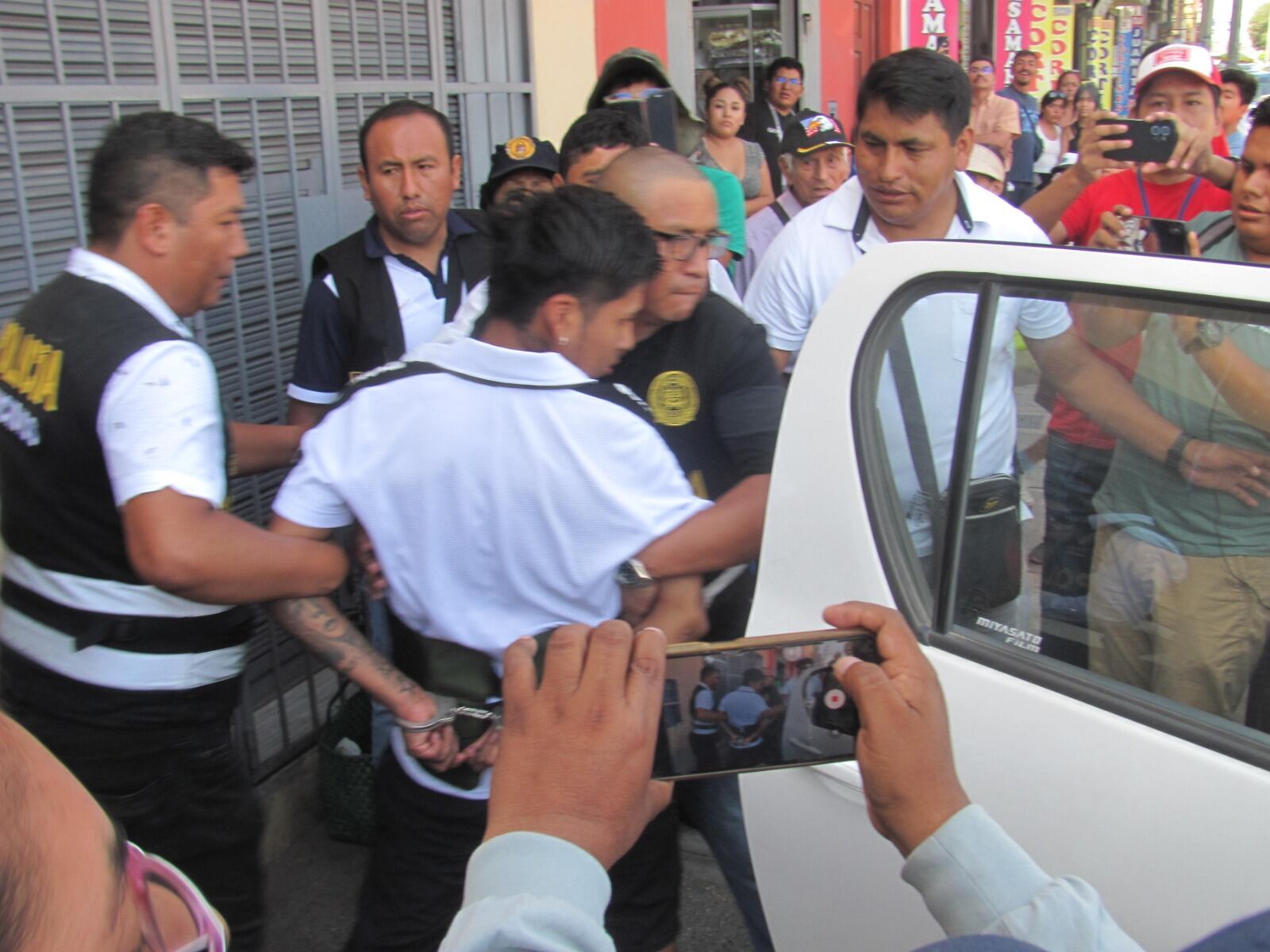 El 26 de enero policías del Departamento de Investigación Criminal y la fiscal Iris León allanaron la vivienda del presunto asesino. (Foto: Difusión)