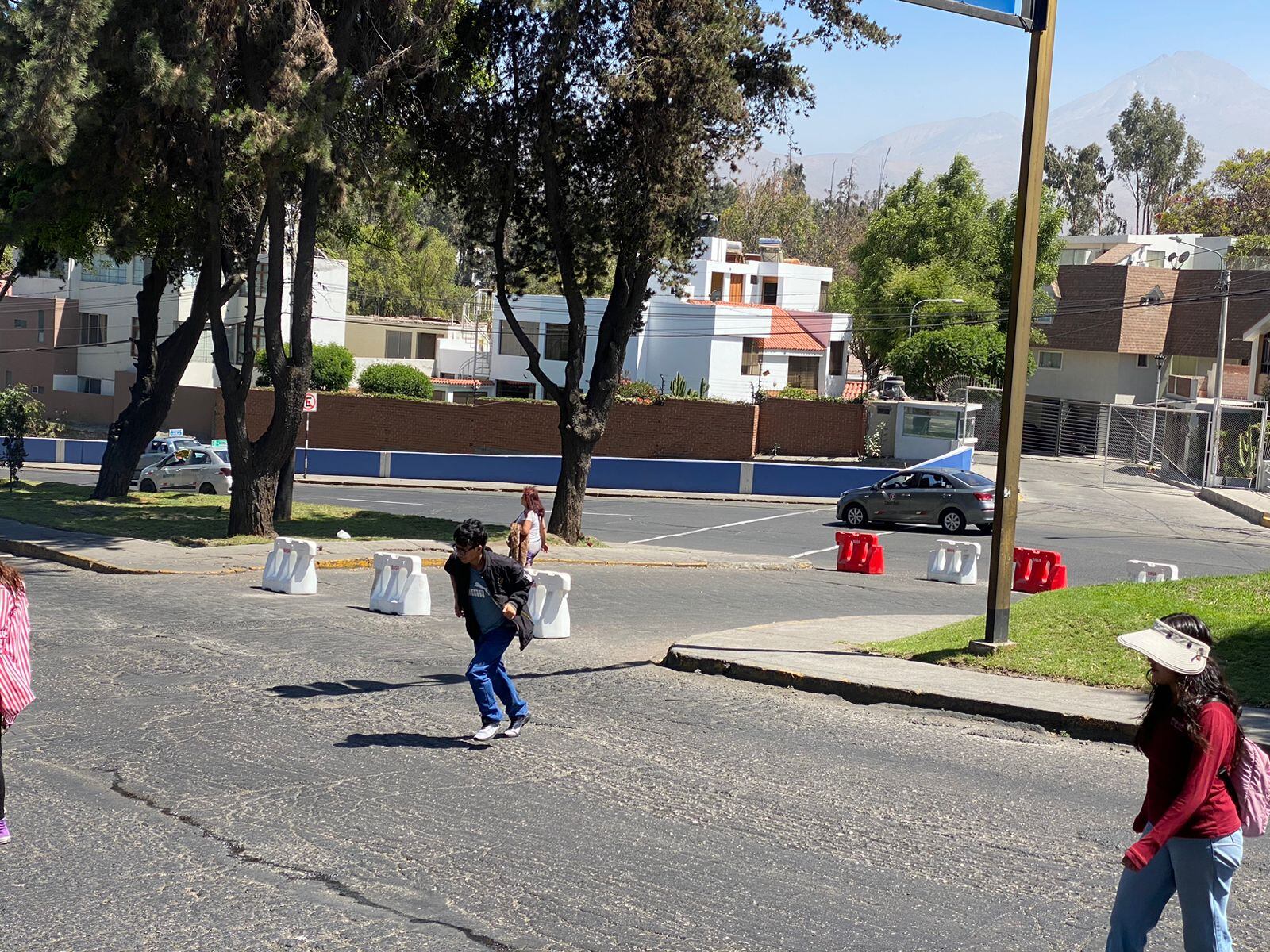 Vehículos que bajan por Juan de la Torre no pueden voltear a la izquierda para transitar por el Puente Grau. Foto: Omar Cruz