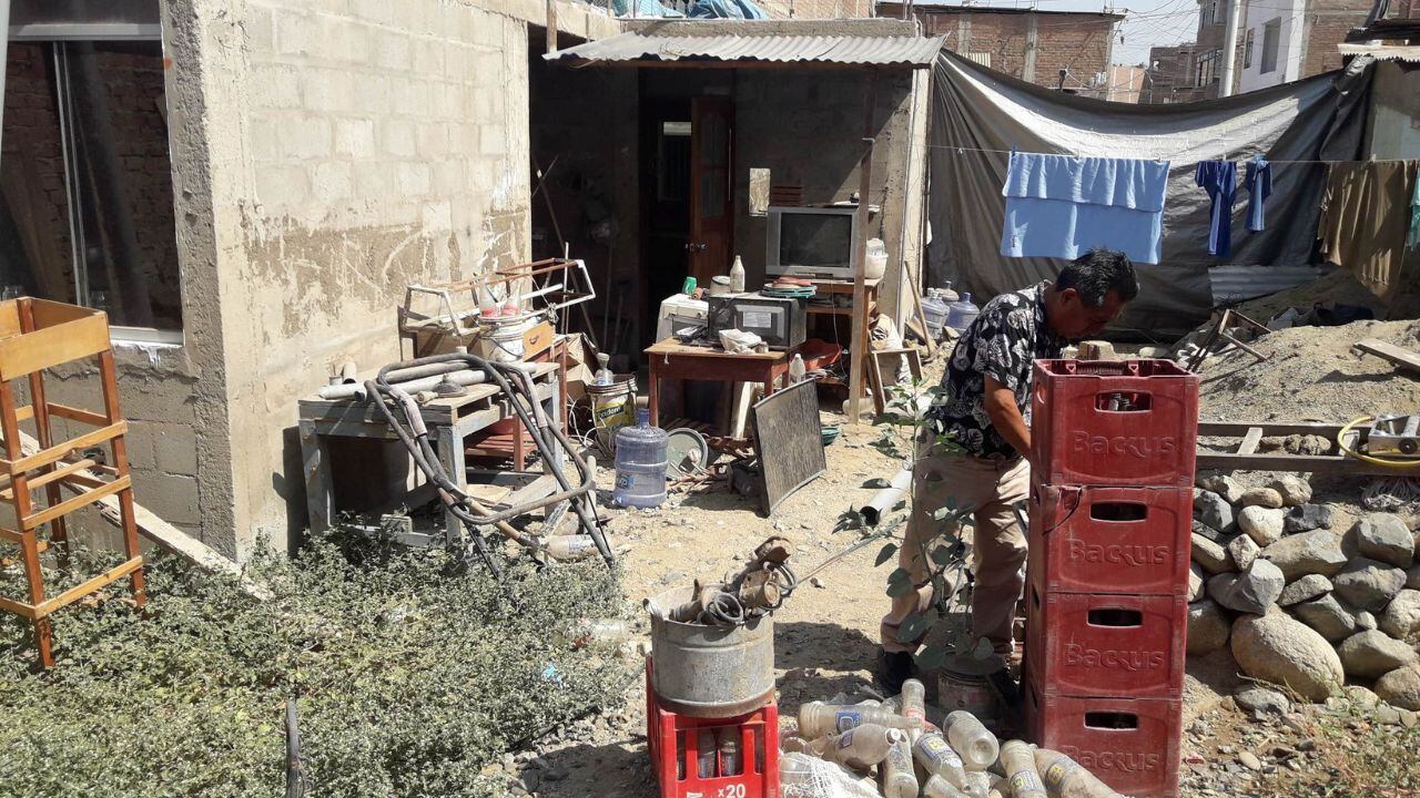 Ha pasado un año del huaico que sepultó con barro y lodo decenas de casas, pero las autoridades no han ejecutado ninguna obra que pueda brindarles seguridad a los habitantes de la zona. Vecinos critican que se hayan colocado de forma antitécnica sardineles de 50 centímetros y muros de concreto móviles.