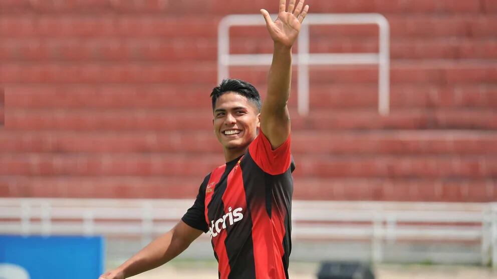 Jugador procede del club Melgar FC, de Arequipa y espera triunfar en el equipo albo.