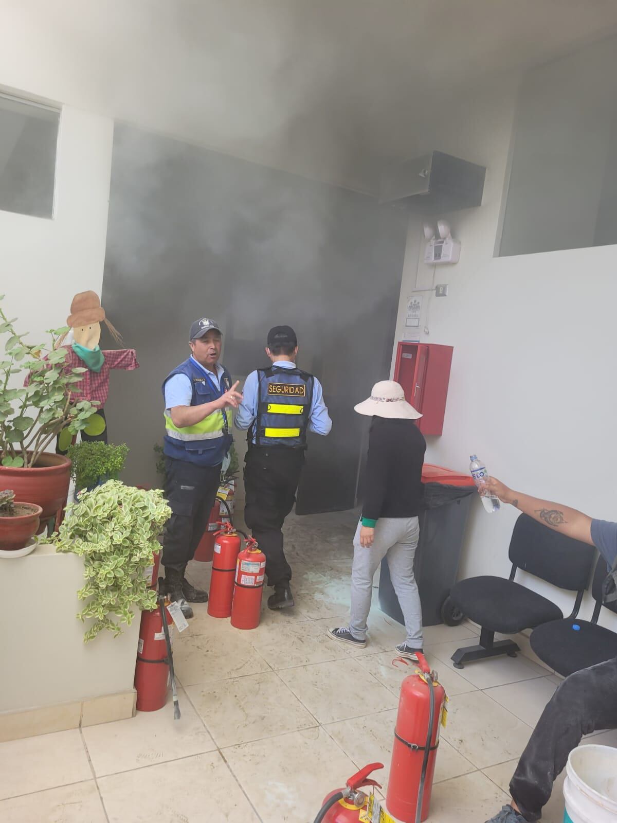 Bomberos llegaron al lugar para apagar el fuego