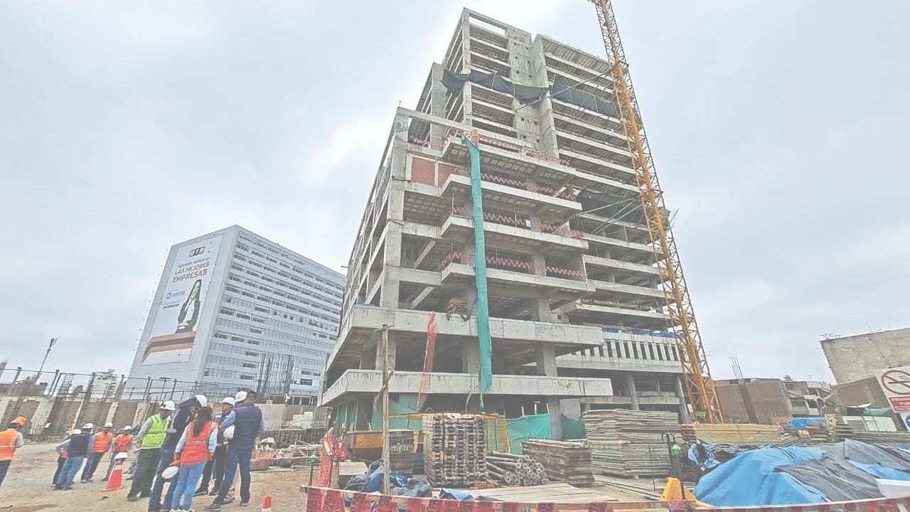 El monto contractual inicial fue de S/ 152,262,719.58, pero debido a la aprobación de una serie de adicionales el presupuesto se elevó a S/ 161,278,405.26. Aldo Zambrano, gerente de Infraestructura de la Región, dijo que no están transgrediendo ninguna ley y que era necesario dar el visto bueno a nuevas partidas.