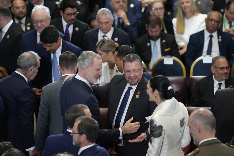 El rey Felipe VI (ci) de España saluda al presidente de Costa Rica, Rodrigo Chaves. EFE/Adriana Thomasa