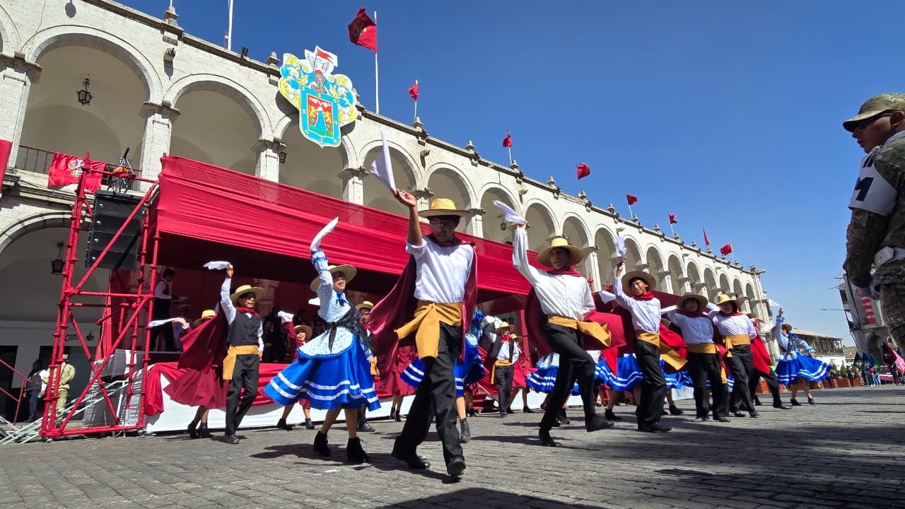 Autoridades saludan a Arequipa en su mes jubilar por el 486.° Aniversario de fundación. (Foto: Yunsu Pariapaza/@photo.gec)
