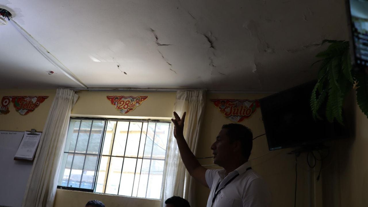 Consejero Robert de la Cruz visitó la dependencia policial y alerta sobre su estado crítico.