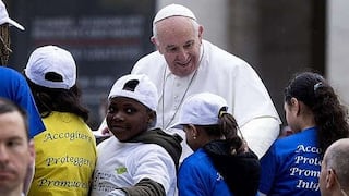 Papa Francisco subió al 'papamóvil' a niños refugiados del Congo, Siria y Nigeria (VIDEO)