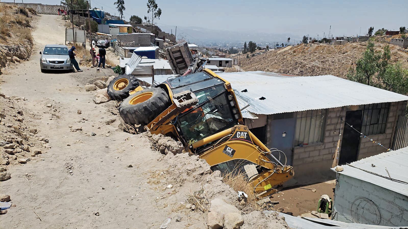 Maquinaria cayó en una vivienda de Cayma. Foto: GEC.