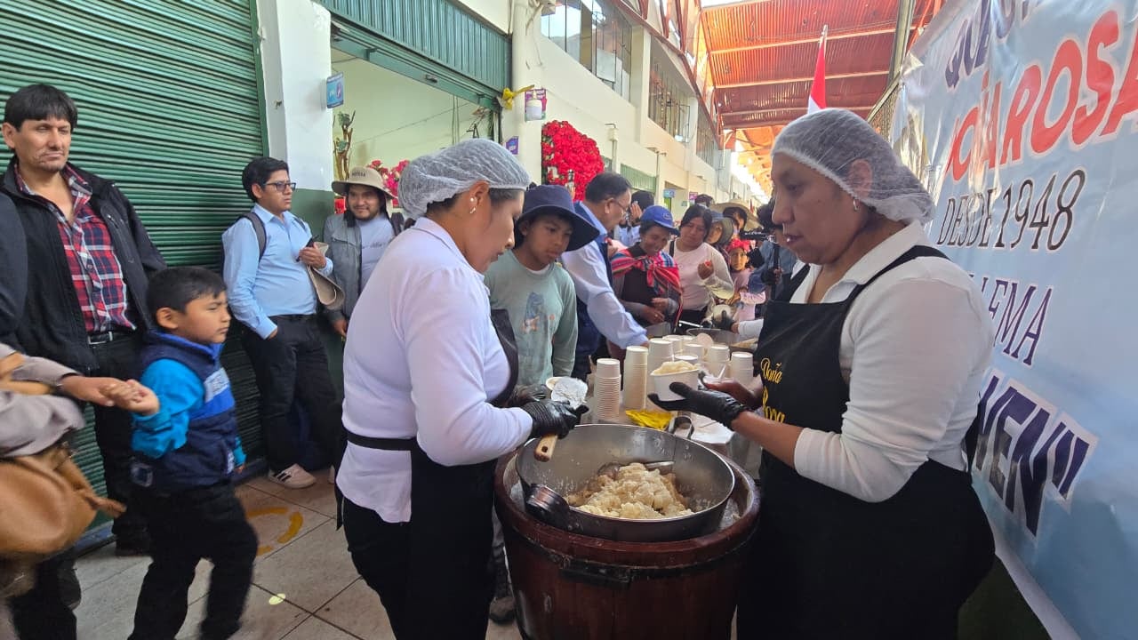 Distribuyen queso helado como parte del aniversario del mercado San Camilo. (Foto: Yunsu Pariapaza)