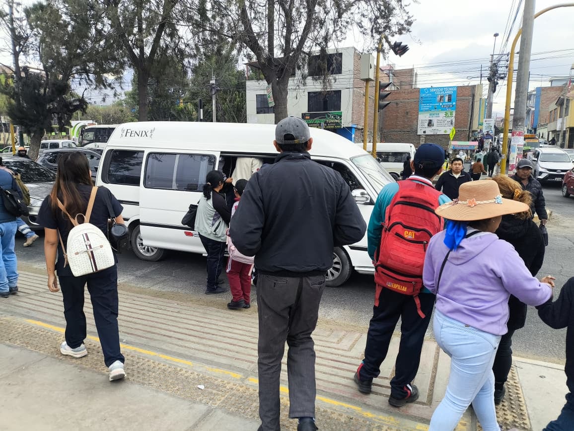 Cientos de pasajeros quedaron en los paraderos por falta de buses (Foto:GEC)