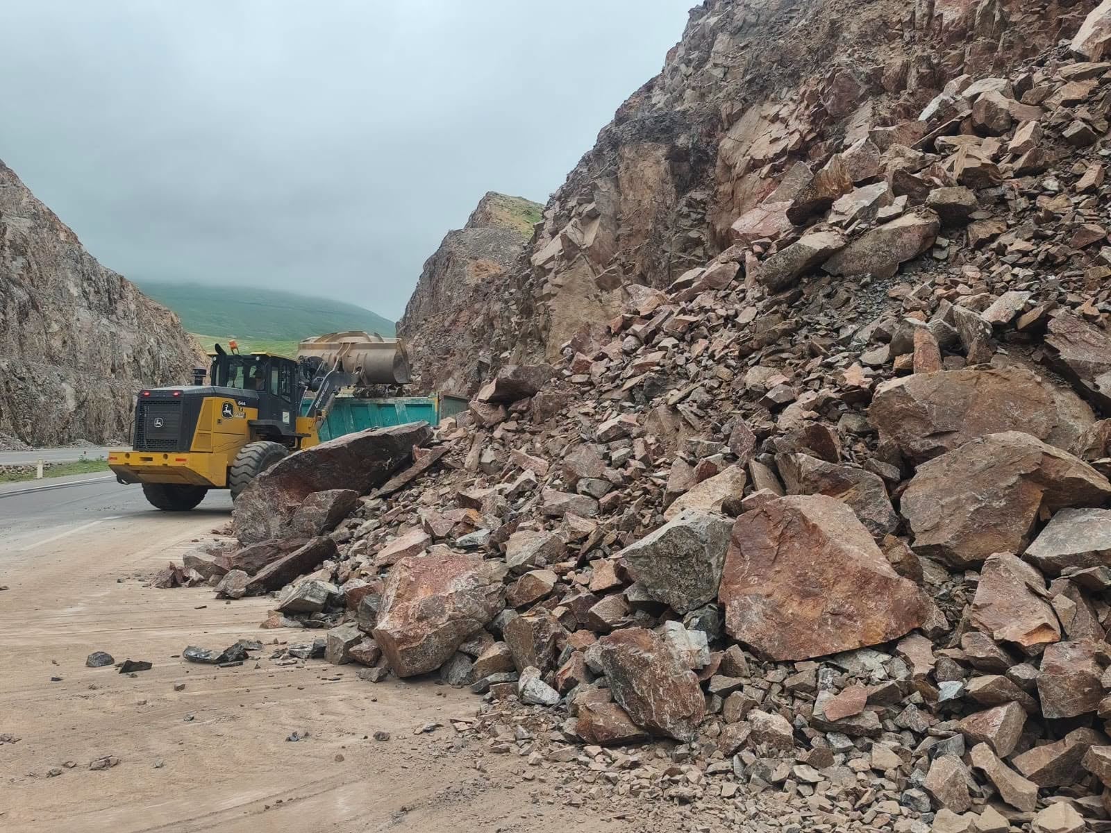 Limpian la vía costanera para restablecer el tránsito entre Mollendo e Islay en Arequipa