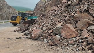 Limpian la vía costanera para restablecer el tránsito entre Mollendo e Islay en Arequipa