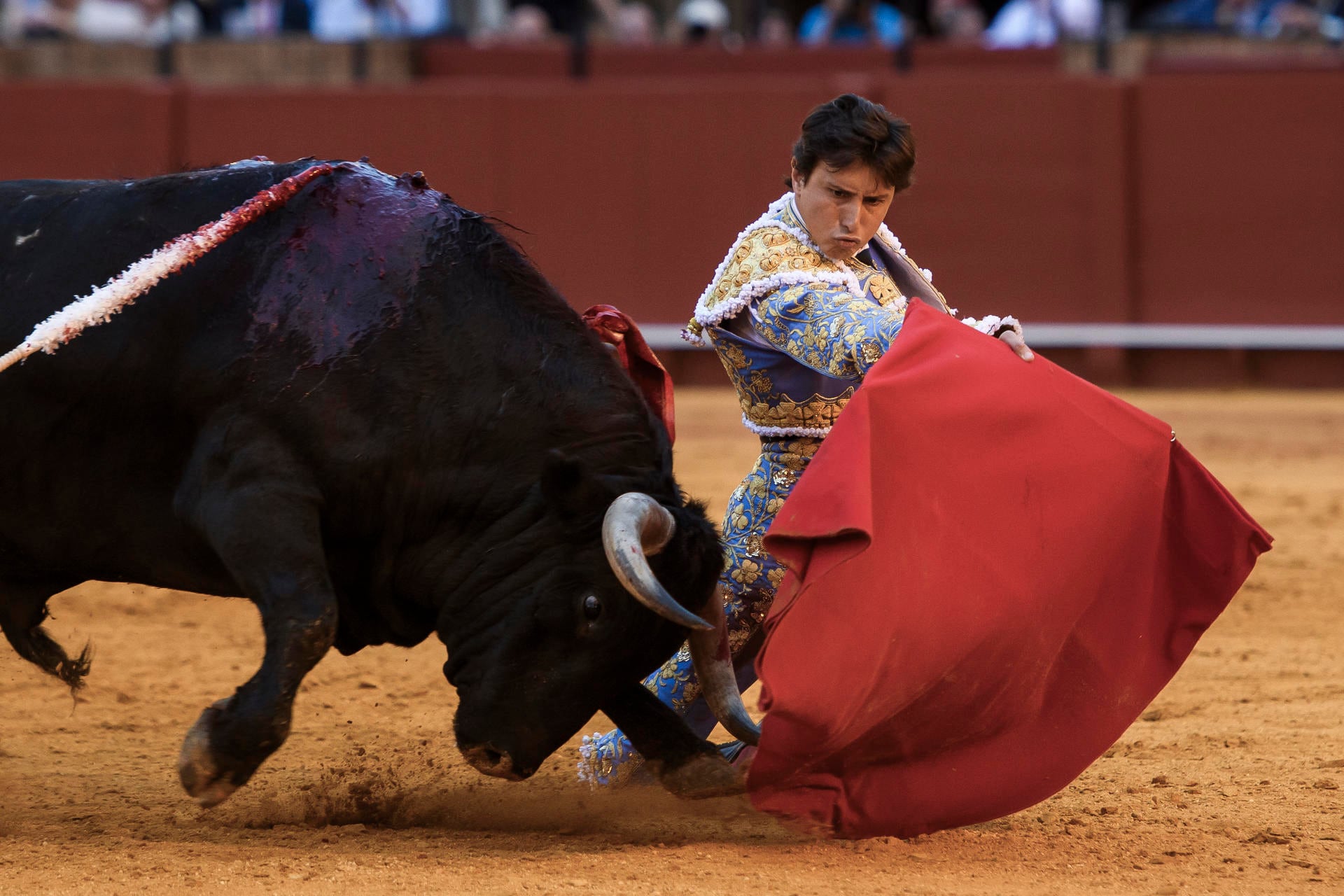 SEVILLA, 23/04/2026. - El diestro Roca Rey con su segundo toro en la decimotercera corrida de abono este jueves en la Plaza de Toros de La Maestranza de Sevilla. EFE/ Raúl Caro