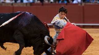 Andrés Roca Rey sufre cornada en el muslo durante corrida en la Feria de Abril de Sevilla