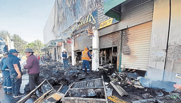 Los comerciantes limpian con tristeza sus puestos de venta. (Foto: Yorch Huamaní)