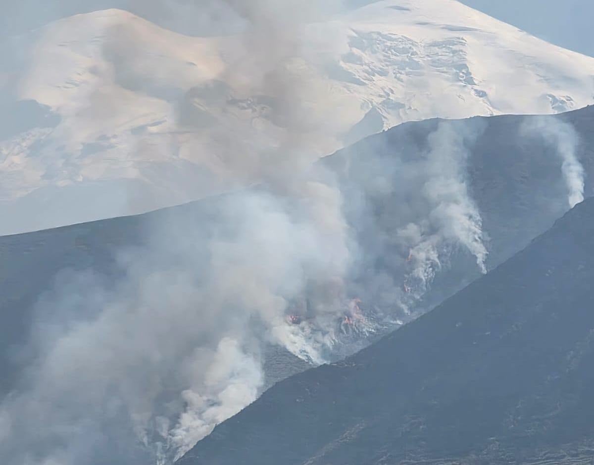 Incendio forestal en Pampacolca y pobladores tratan de controlarlo