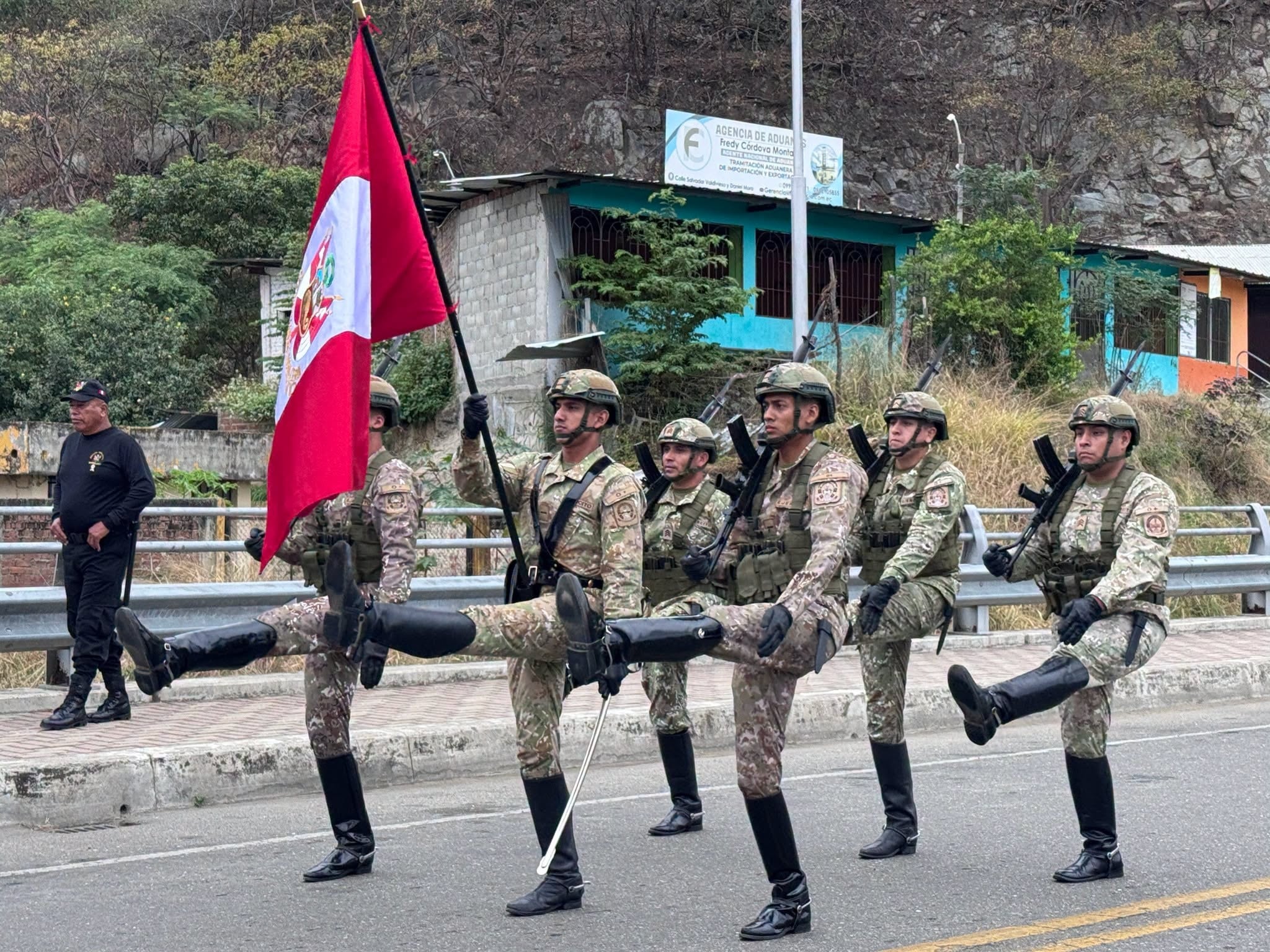 Militares, policías y estudiantes participaron de una ceremonia y desfile en el Puente Internacional de Suyo