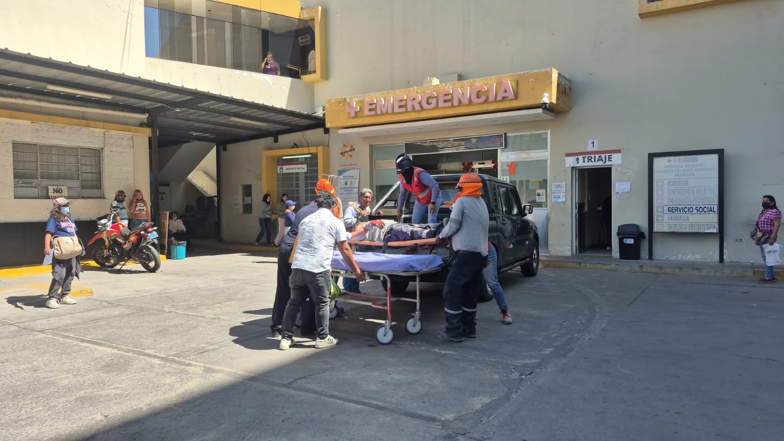 Obrero queda grave tras caer de cabeza en la construcción del estadio de Tiabaya. (Foto: Pedro Torres/@photo.gec)