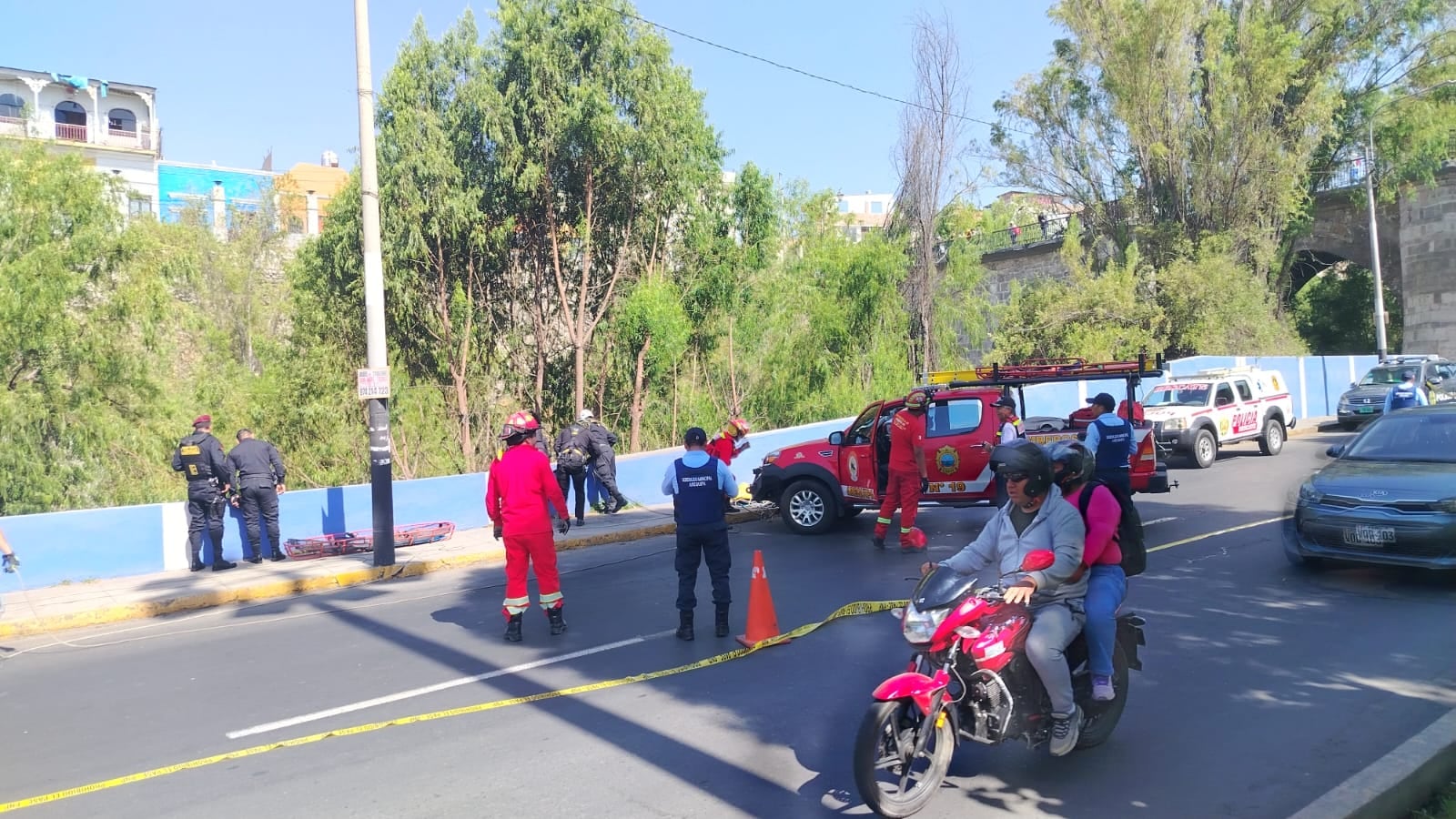 Autoridades recuperan cuerpo de varón hallado en el río Chili. (Foto: Álvaro Figueroa/@photo.gec)