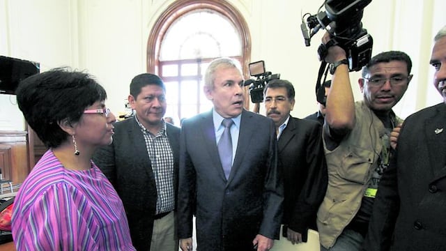 Luis Castañeda: Congreso debió incluirse en ley de no reelección 