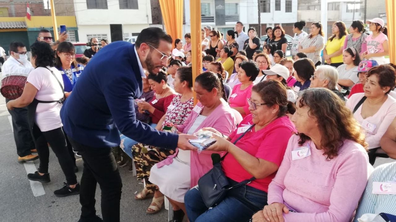 El alcalde Enrique León Clement participó del lanzamiento de talleres productivos.