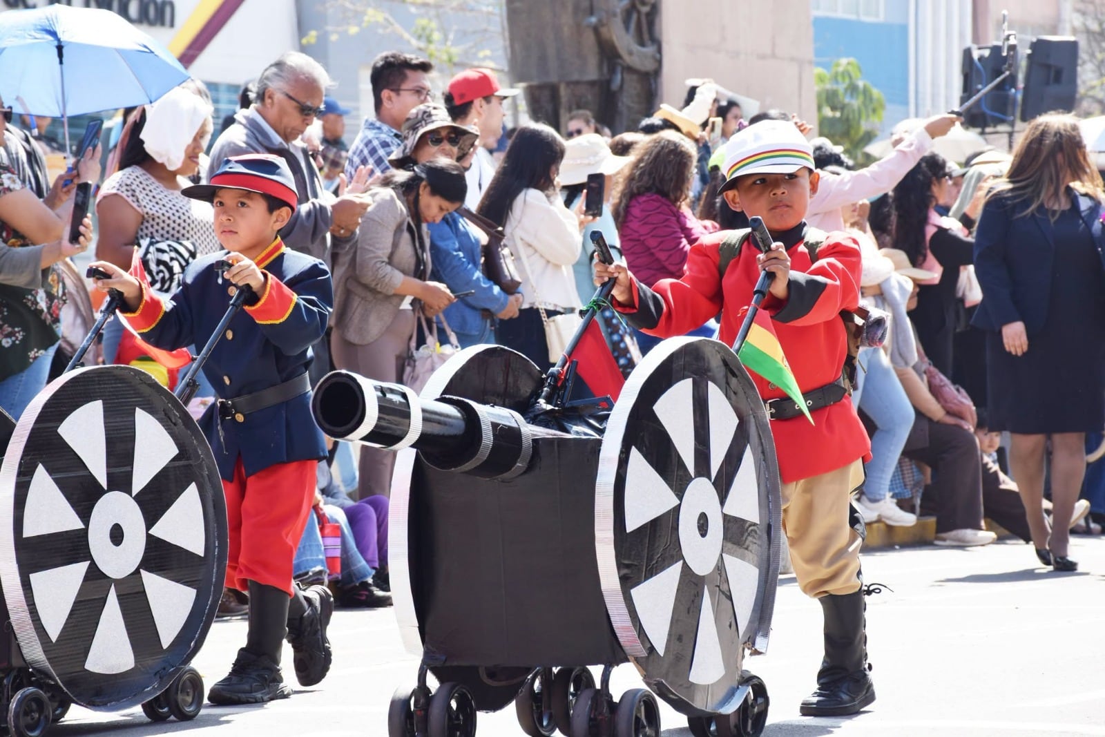 Los cañones de la Batalla del campo de la Alianza fueron escenificados por los niños. (Foto: Difusión)